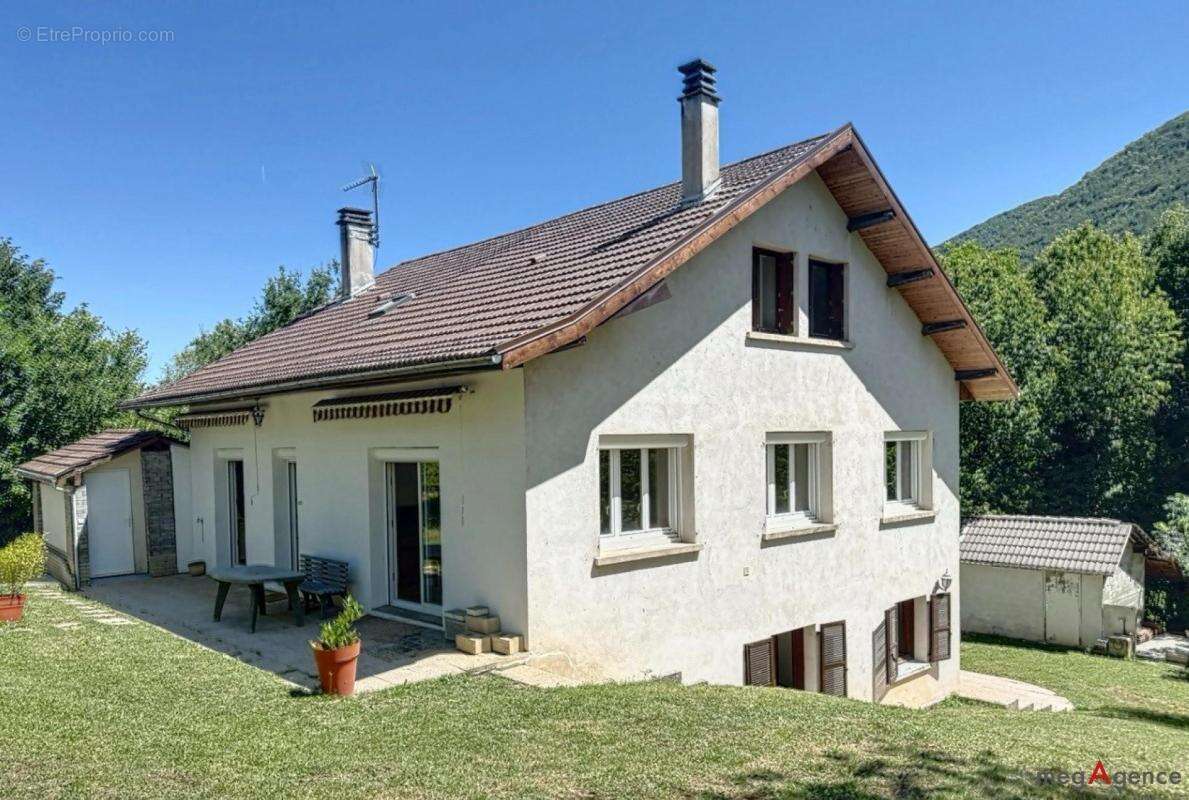 Maison familiale de 221 m² sur 1 800 m² de terrain - photo 2