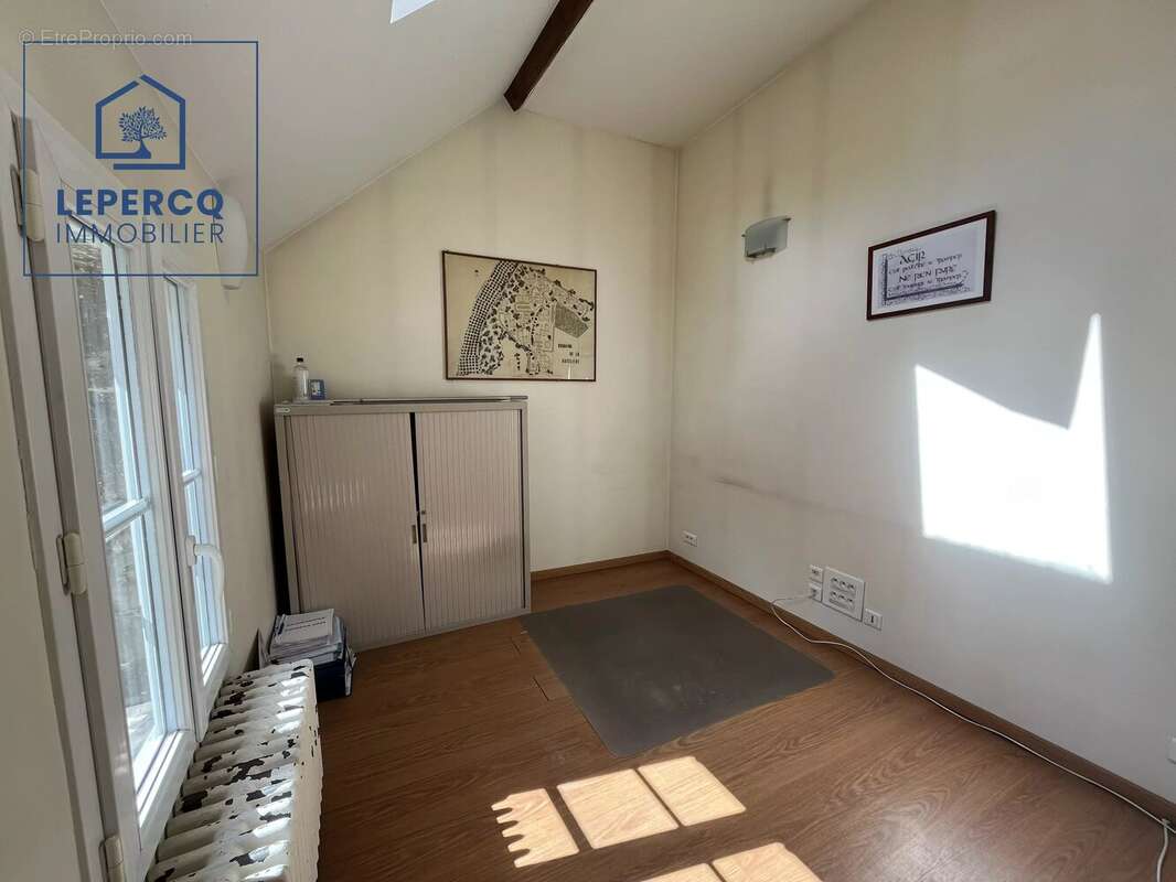 LOCAL rénové  - 163 m2 - Villers-Cotterêts - Vitrine sur rue ! - photo 13