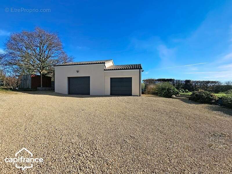 Maison de plain-pied 121 m² – 3 chambres – 3 garages (87m²) – terrain clos 1 454 m² – Boussais (79) proche Airvault - photo 20