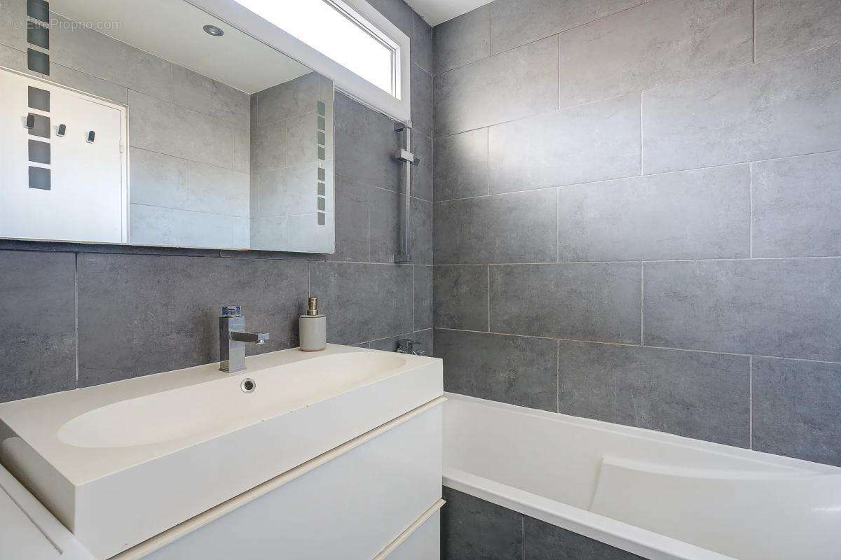 Appartement à LA GARENNE-COLOMBES