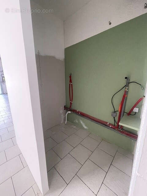 Ales - local commercial - 65 m2 - mezzanine  - stationnement - photo 8