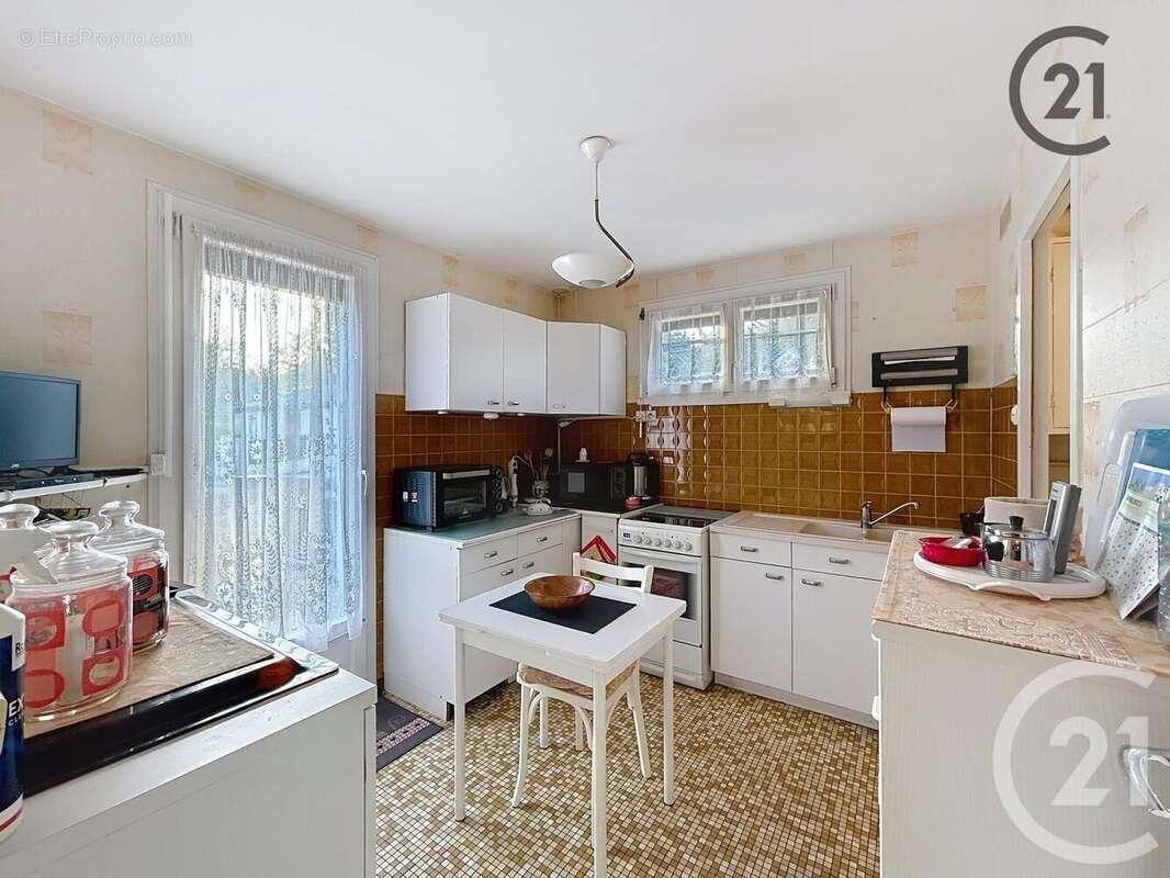 Maison à LA CHAPELLE-SAINT-LUC