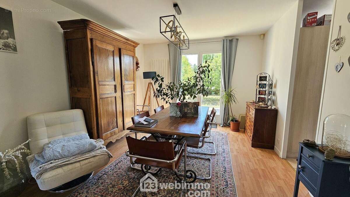 Un espace salle à manger avec un accès direct sur la terrasse. - Maison à MILLY-LA-FORET
