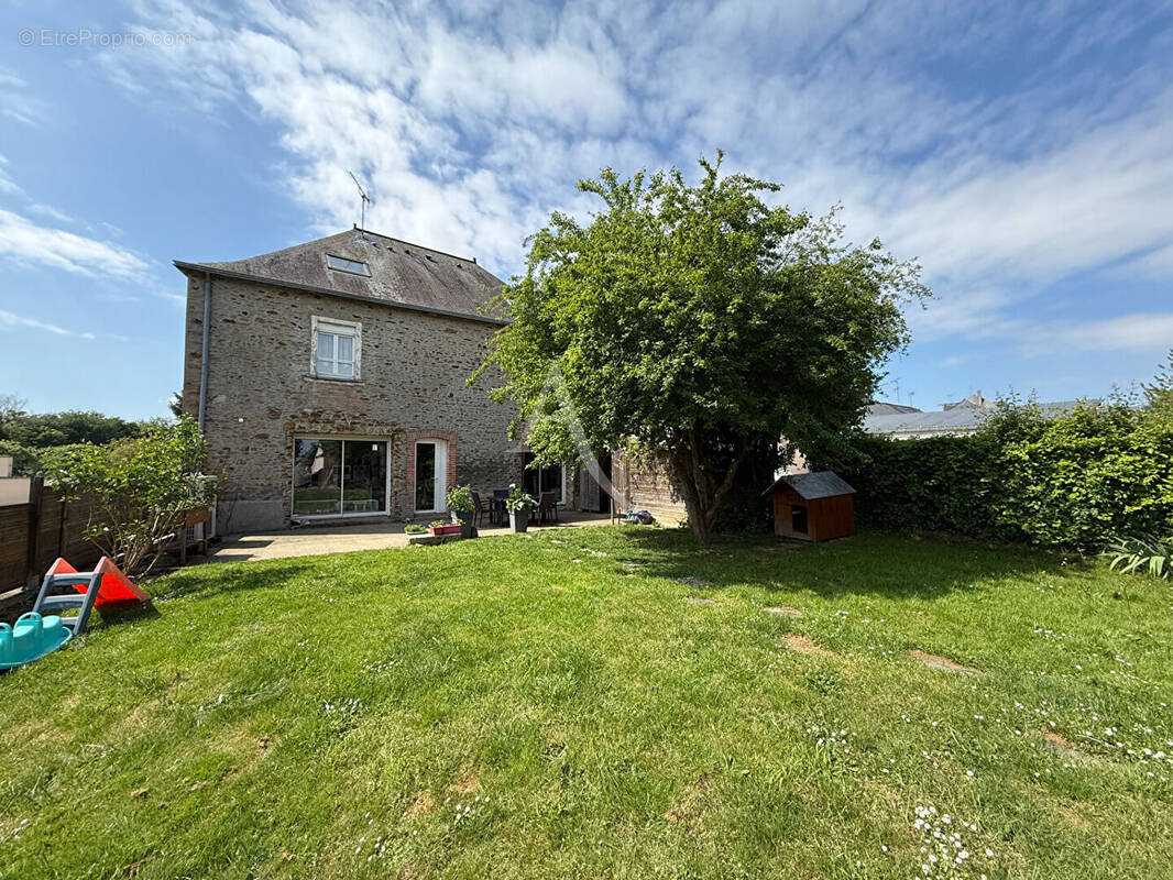 Maison à QUELAINES-SAINT-GAULT