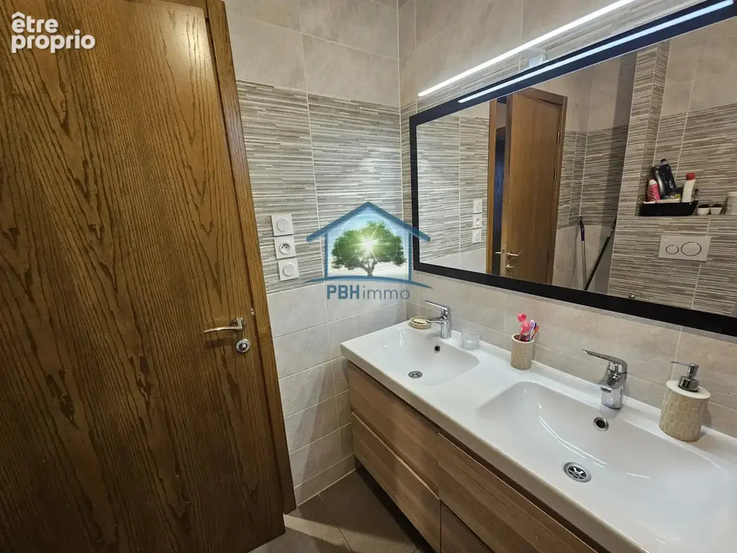 L'ISLE D'ABEAU, ensemble immobilier de deux villas avec piscine. - photo 12