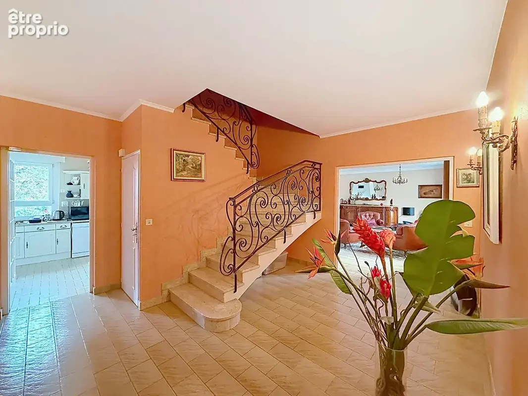 SAINT CYR AU MONT D'OR, maison familiale de 230 m² habitables + 150 m² utiles  sur terrain de  2974m² - photo 3