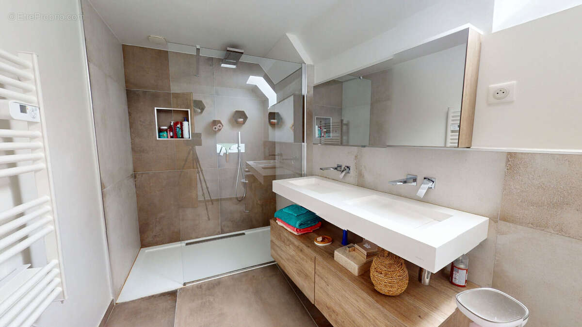 Élégante maison familiale de 155 m² avec jardin paysager et double garage - photo 5