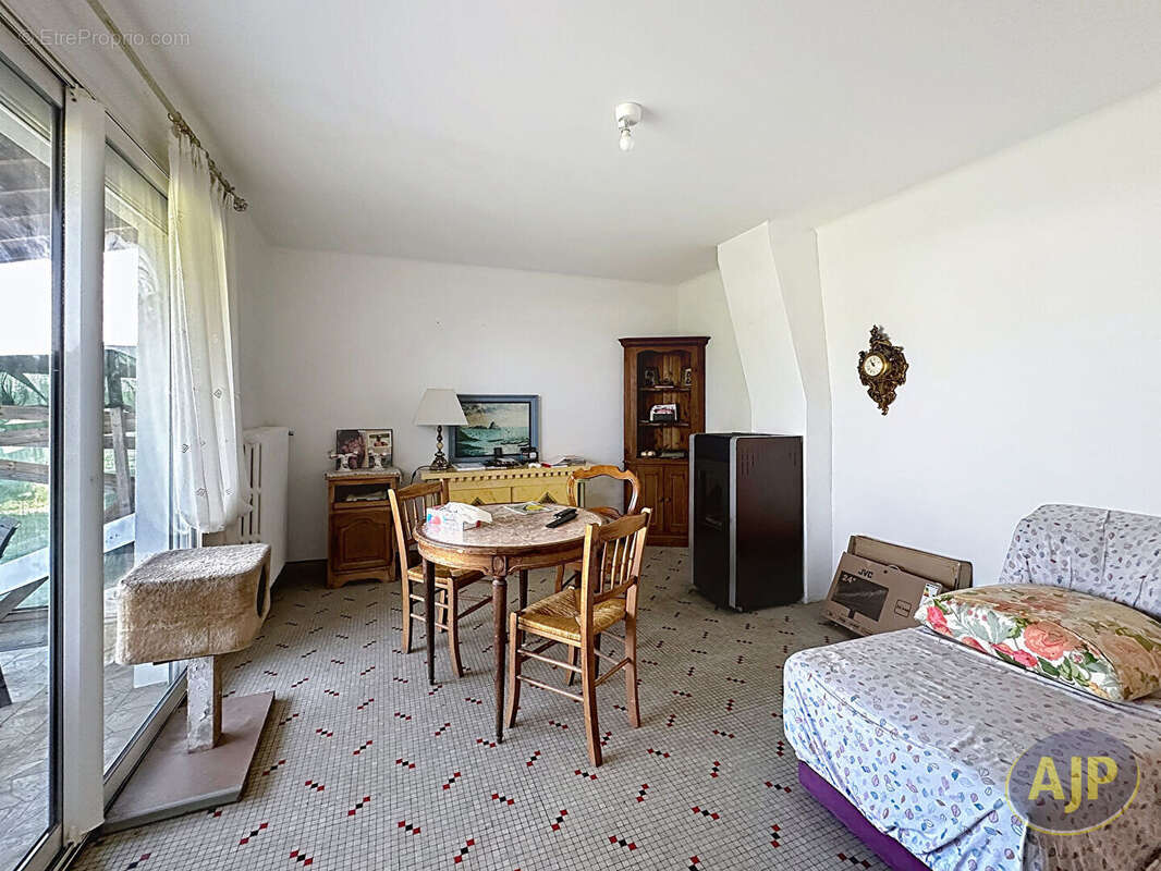 Maison à SAINT-JULIEN-DE-VOUVANTES