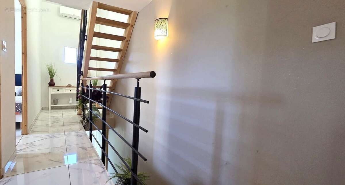 AUBAGNE-MAISON T5 A VENDRE-4 CHAMBRES-550M² DE TERRAIN-PROCHES - Maison à AUBAGNE