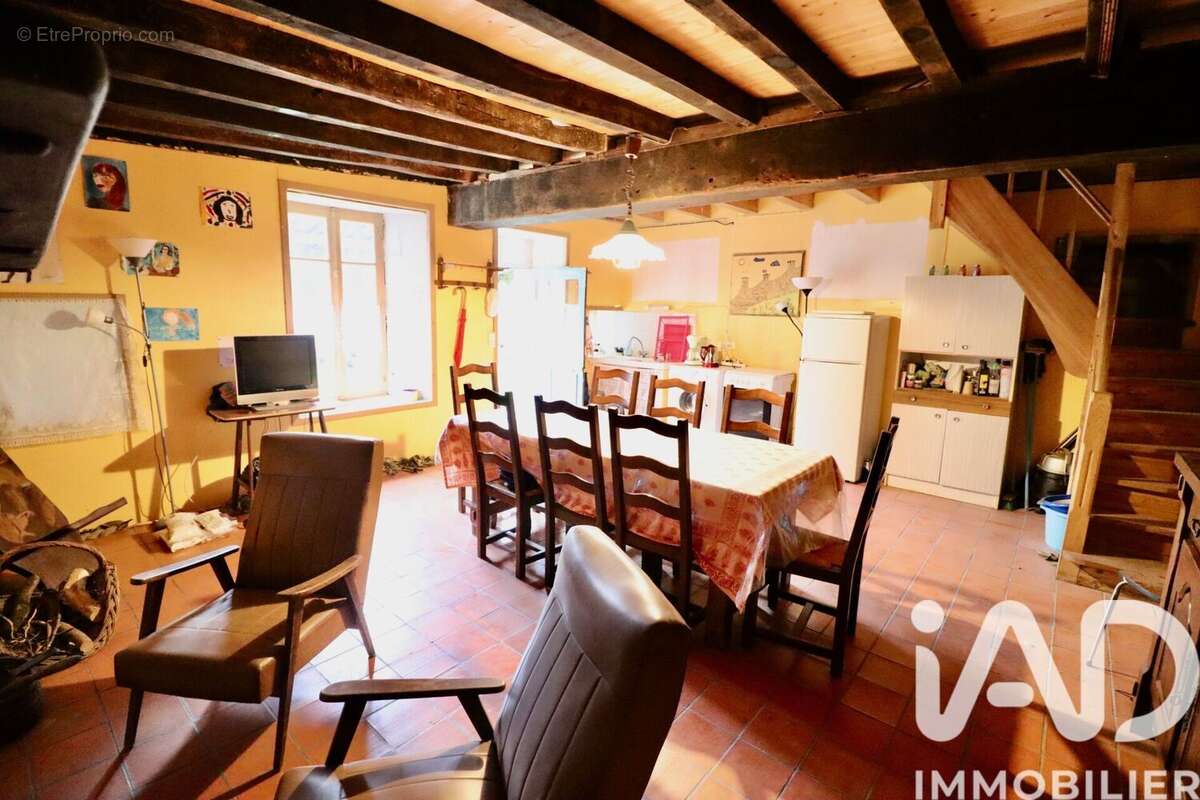 Maison 110 m² à Fenioux  - photo 3