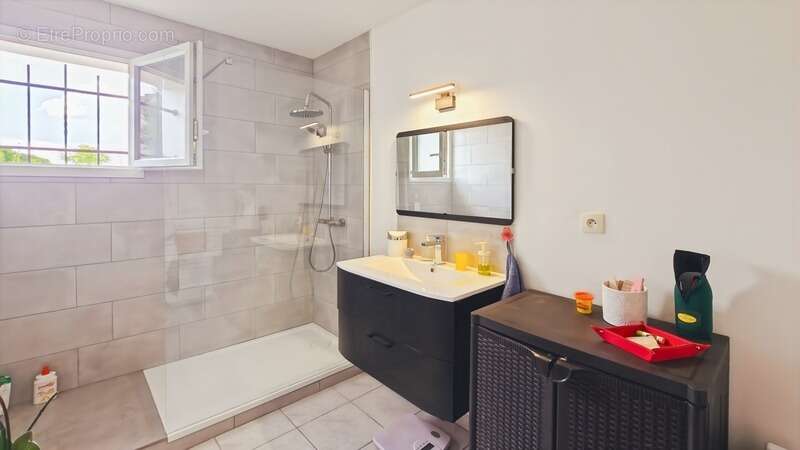 Appartement à vendre 3 pièces SAINT JEAN D'ANGELY (17) au rez-de-chaussée, 1 place de parking + accès piscine - photo 12