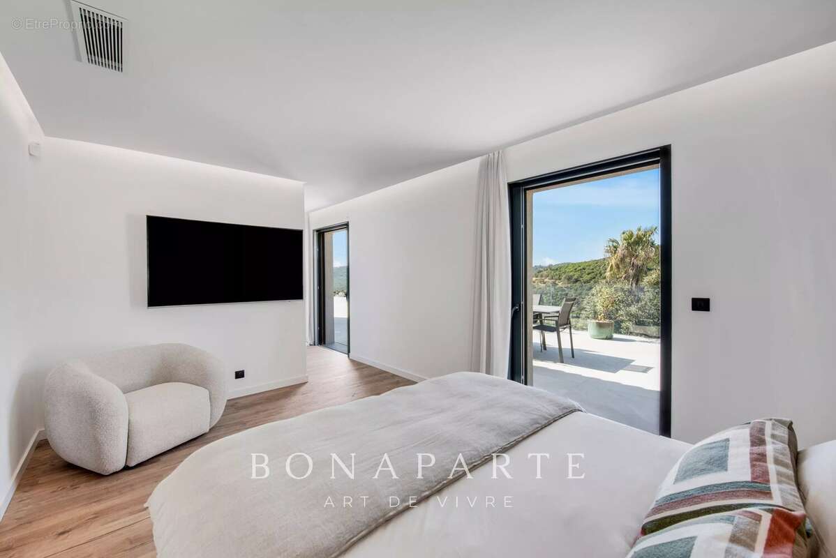 LES ISSAMBRES : Villa contemporaine d’exception – 257 m² habitables – Vue mer panoramique - photo 9