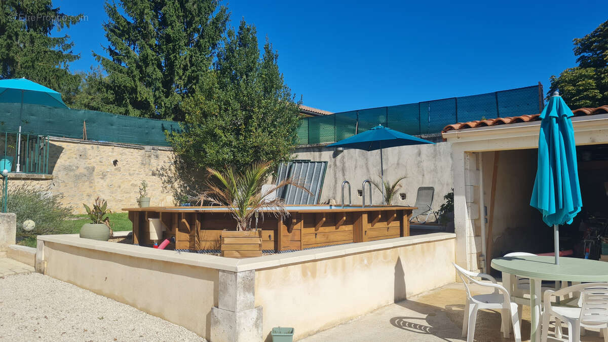 Maison à SAINT-GENIS-D&#039;HIERSAC