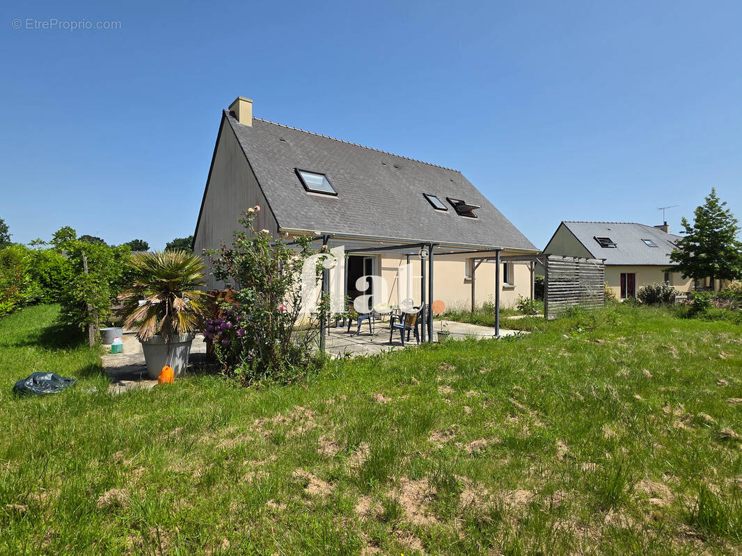 Maison à SAINT-JULIEN-DE-VOUVANTES