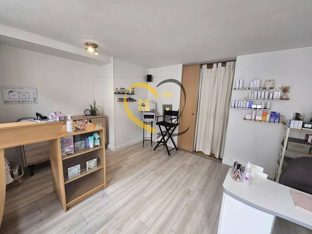 Ensemble immobilier local commercial et appartement à Henrichemont - photo 7