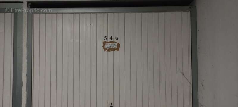 Parking à VALLAURIS