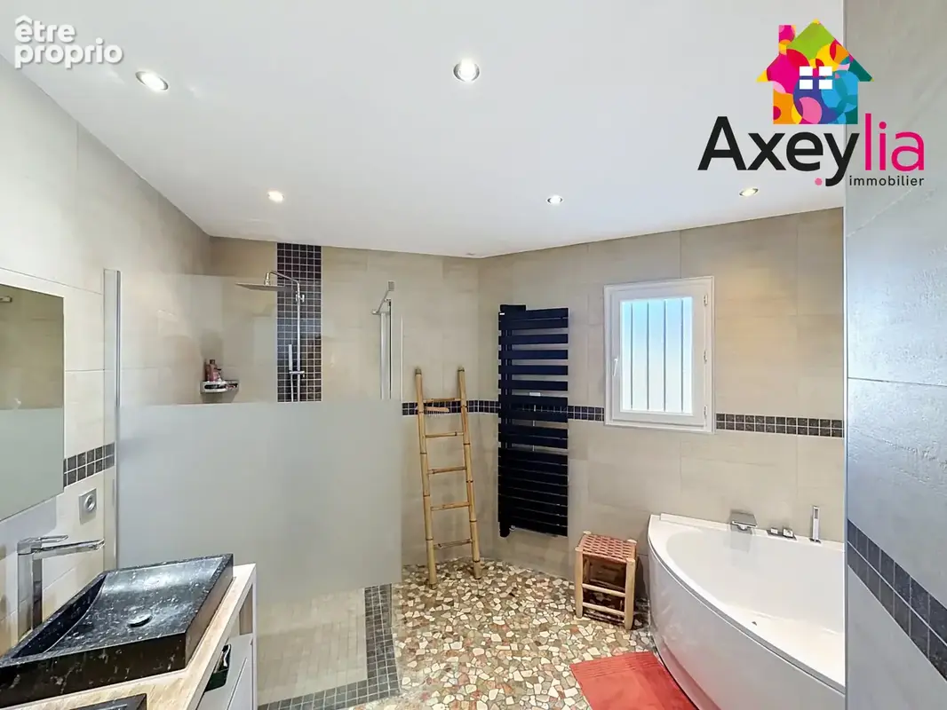 A vendre - secteur feurs - maison familiale 5 chambres avec garage, carport et terrain - photo 18