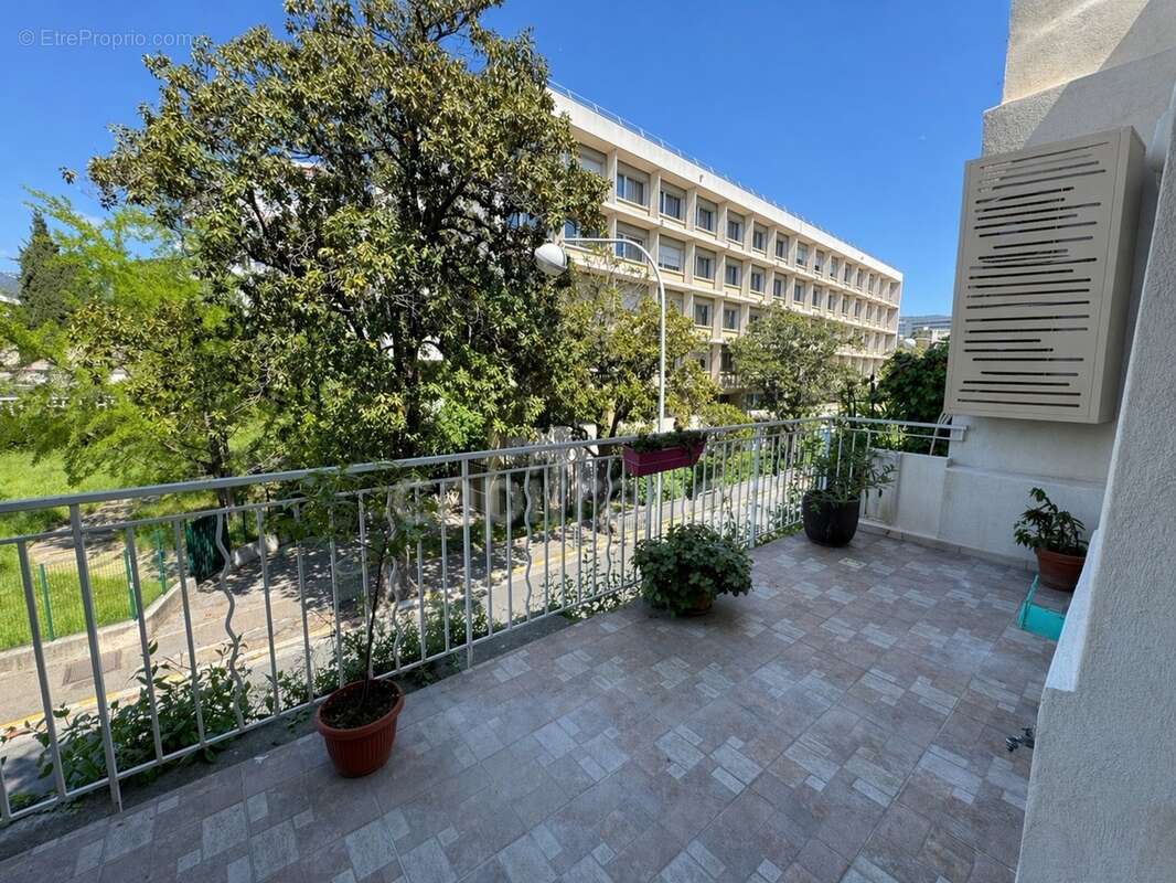 Murs grand local commercial – professions libérales possibles – 164 m² – terrasse / 2 parkings - photo 4