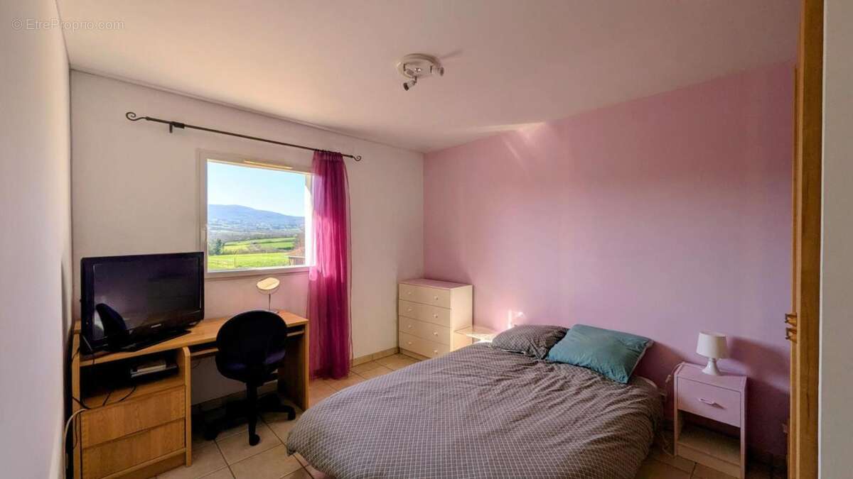 Villa familiale de 212m² - vue Monts du Lyonnais - calme absolu - piscine - grand terrain - photo 14