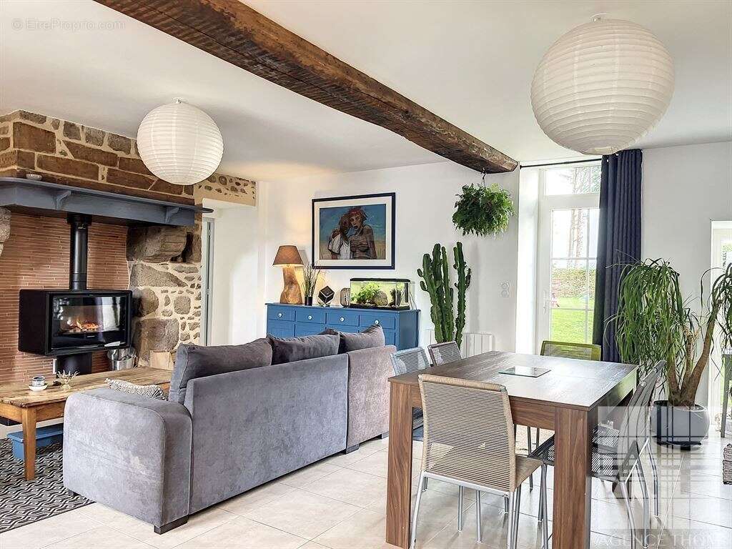 Maison à MONTREUIL-POULAY