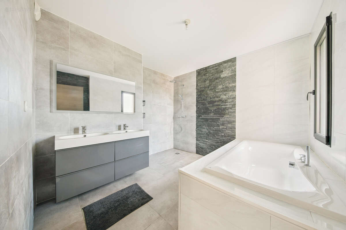 Maison à LA VALETTE-DU-VAR