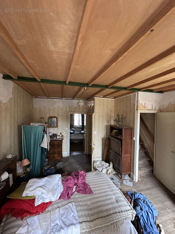 Maison entièrement à rénover avec jardin . - photo 9