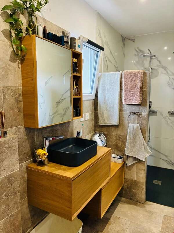 Maison à SAINT-CHAPTES