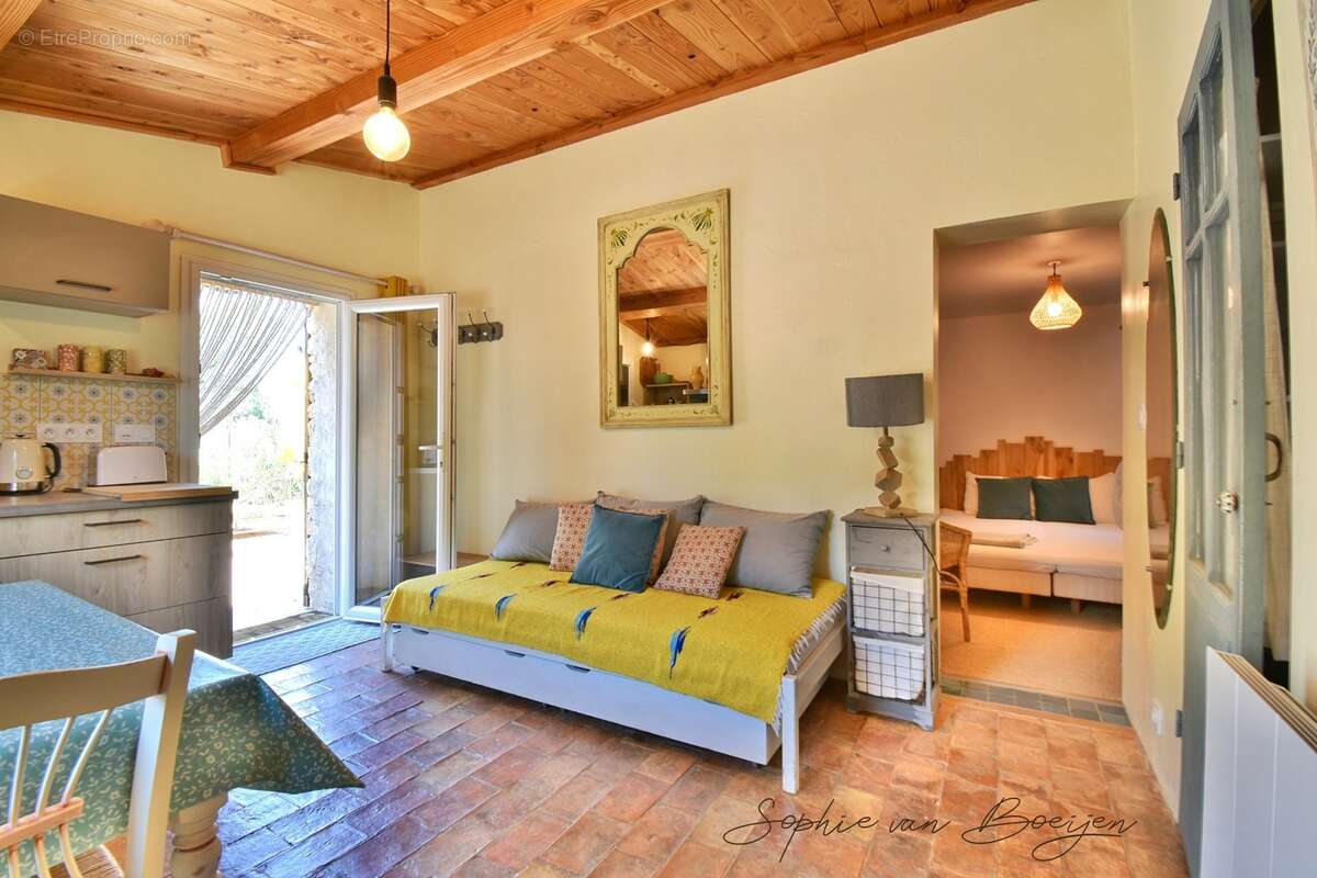 Maison à vendre 10 pièces EGUILLES (13), maison avec dépendances de 215 m², sur 3 230 m² avec piscine - photo 16