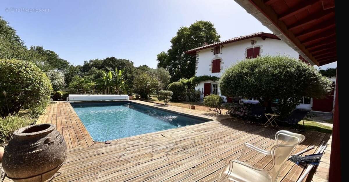 Superbe maison de caractere du 18ème de type t7 de 275 m2 + exceptionnelle dependance de 117 m2 comprenant veranda, open space,  - photo 21