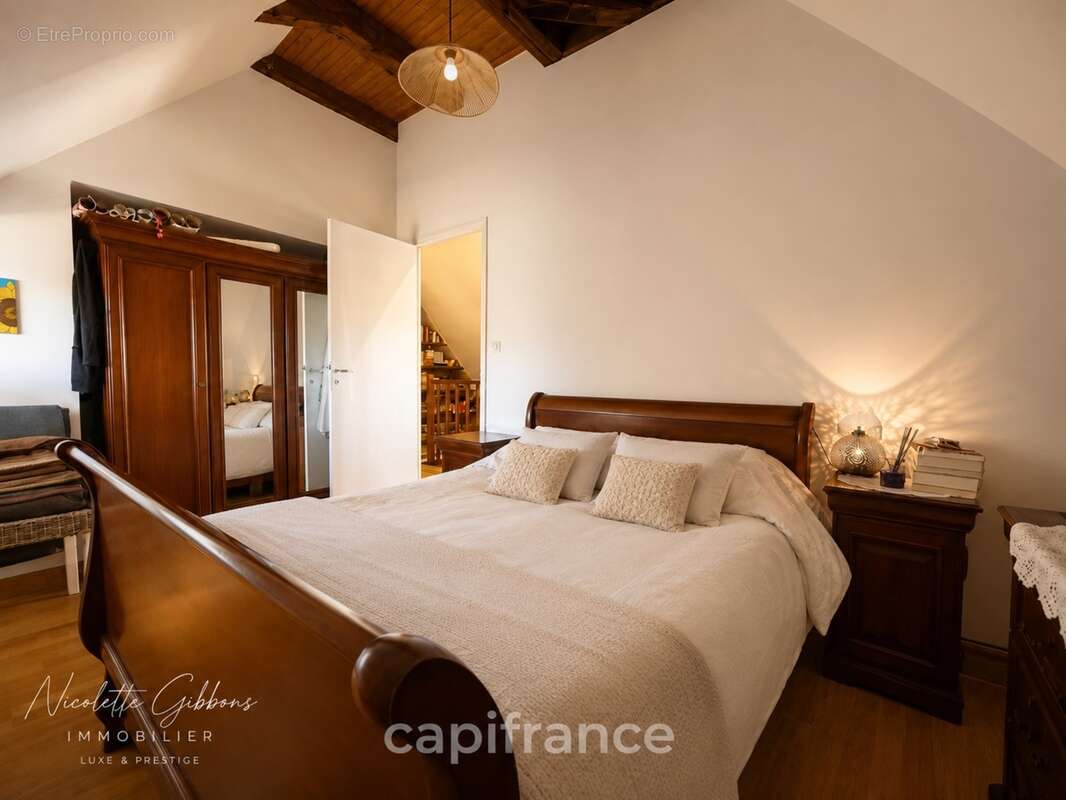 Jolie maison en pierres avec petites dépendances - photo 11