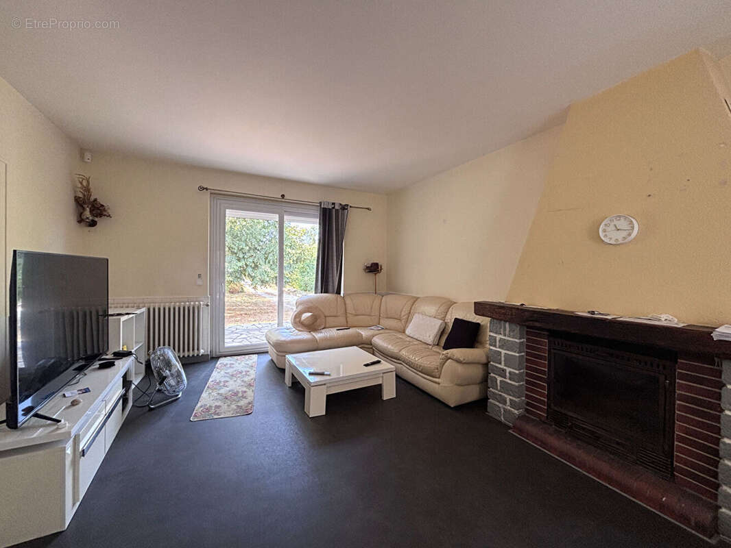 Spacieuse maison de trois chambres avec chalet et grand jardin arboré - photo 5