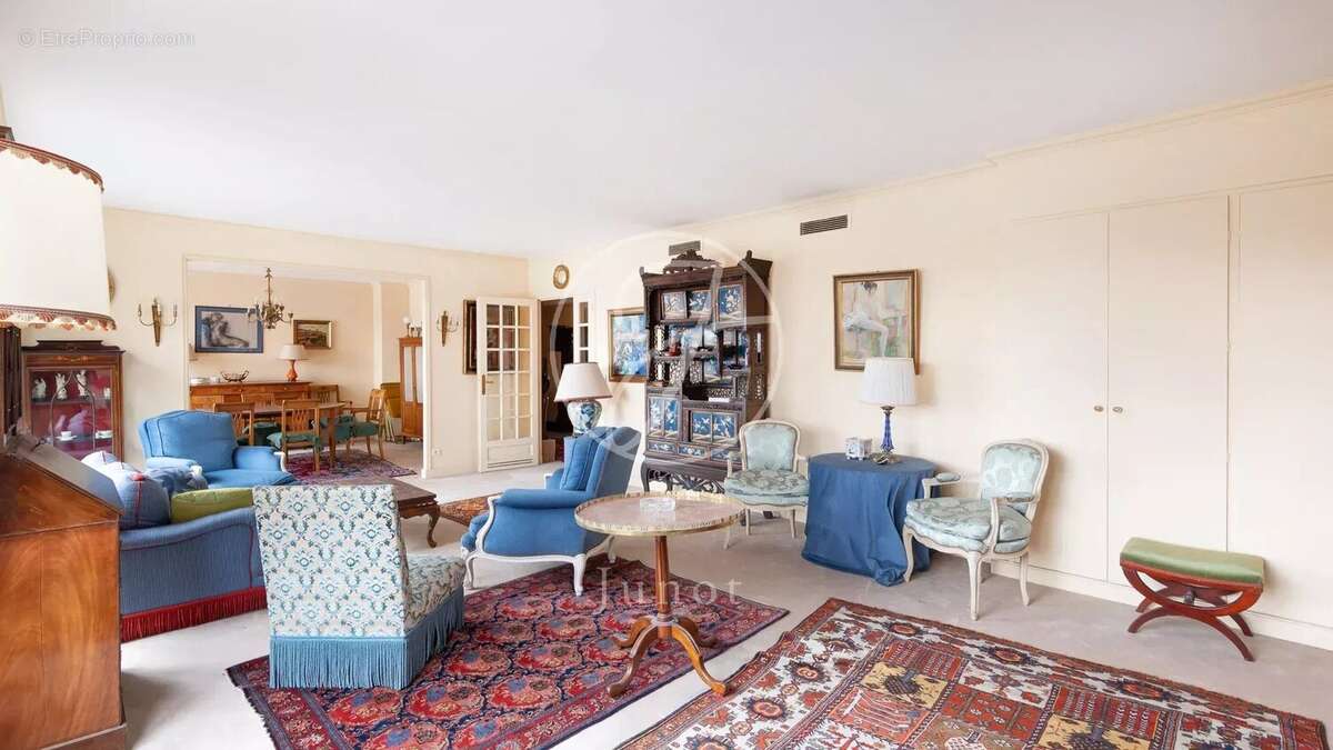 Appartement à PARIS-16E