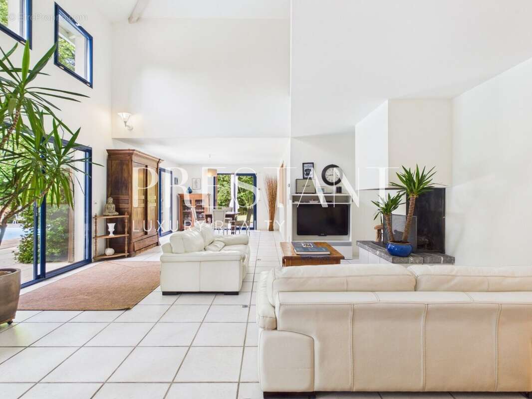 Maison d'Architecte au Calme, Piscine et jardin arboré. - photo 4