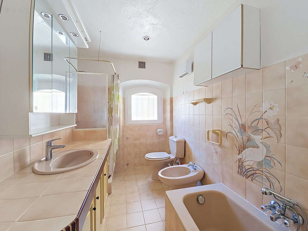 La colle-sur-loup   cœur de village   maison 4/5 pièces de 104 m2 avec jardin, dépendances et stationnements - photo 10