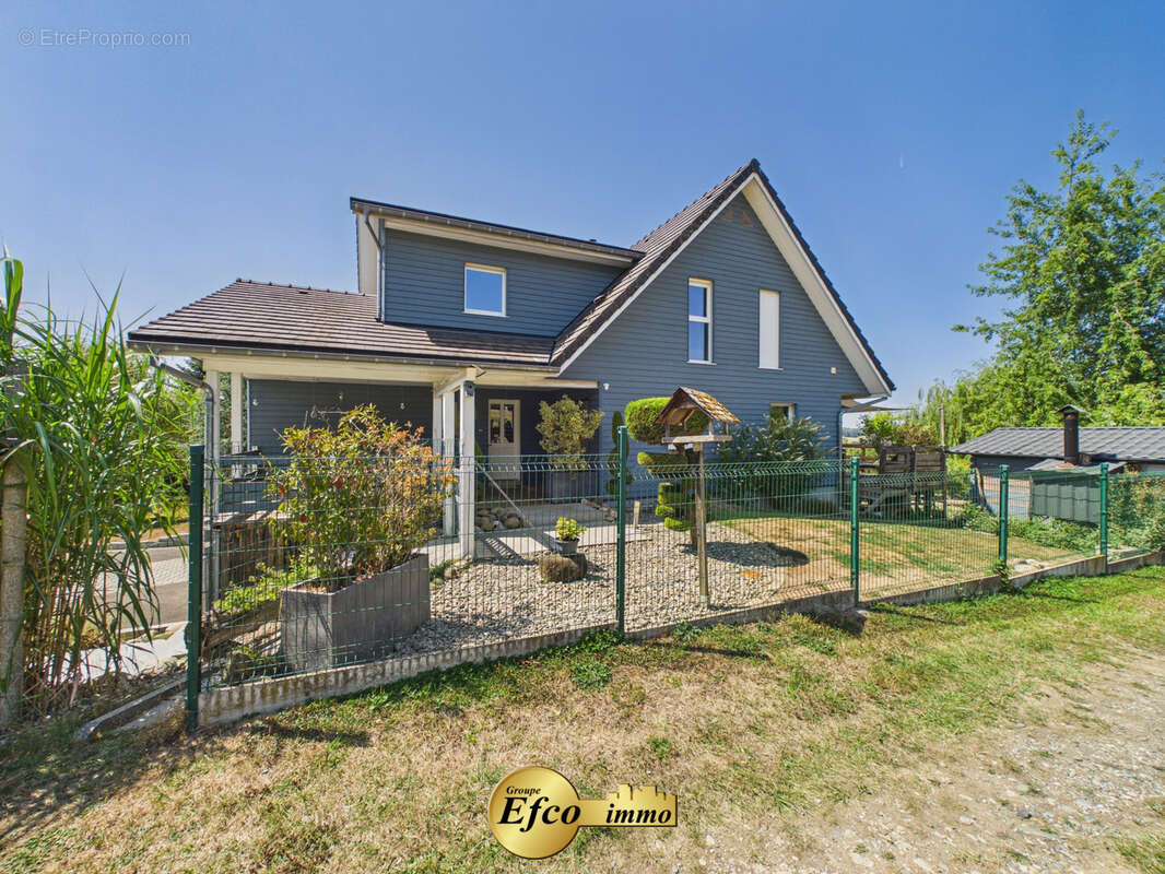 Belle maison Canadienne sur un magnifique terrain - photo 3