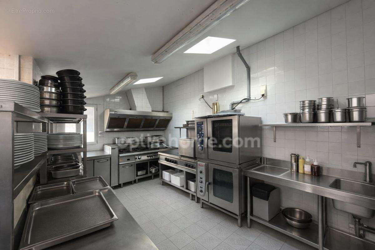 Immeuble murs avec commerces et licence à ARS EN RÉ 17590 - photo 11