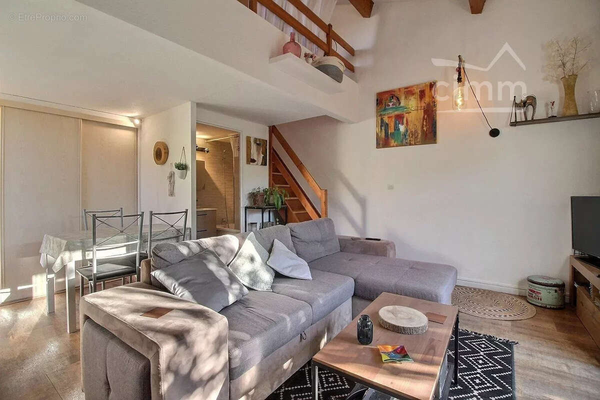 Maison à VIC-LA-GARDIOLE