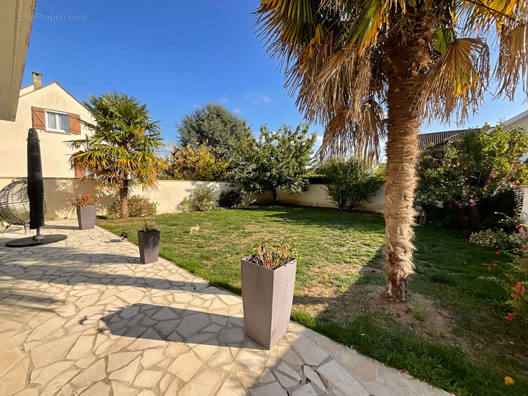 Maison à CHANTELOUP-LES-VIGNES