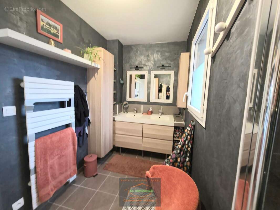 Salle d'eau au rez-de-chaussée - Maison à GEVEZE