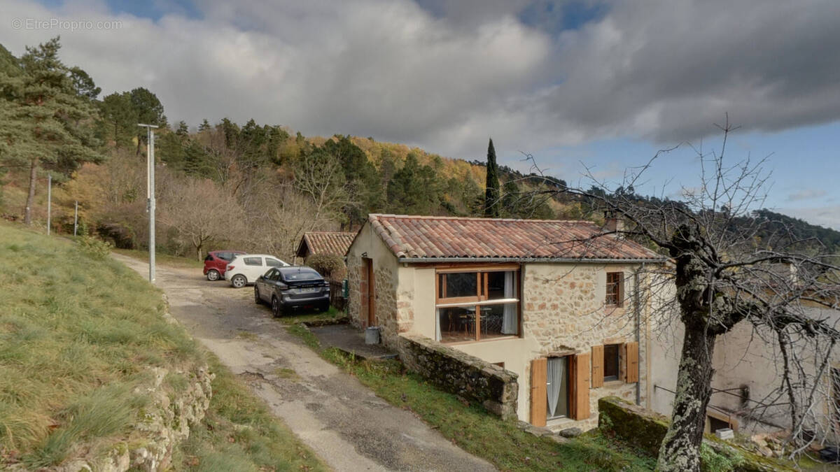 Maison à SAINT-MICHEL-DE-CHABRILLANOUX