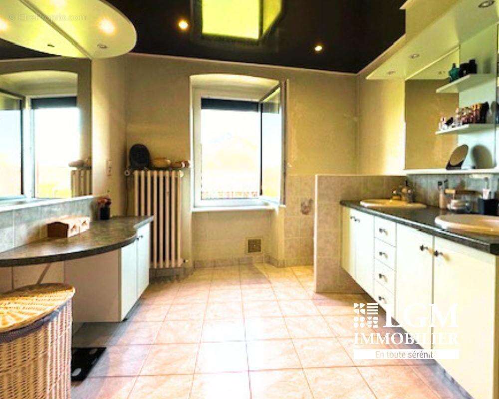 Maison à LE BREUIL-SUR-COUZE