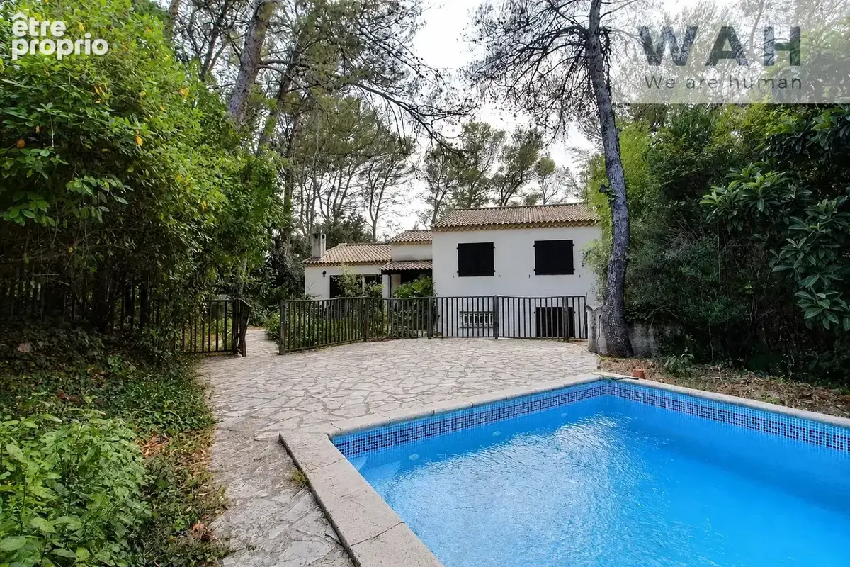 Maison à SAINT-CLEMENT-DE-RIVIERE