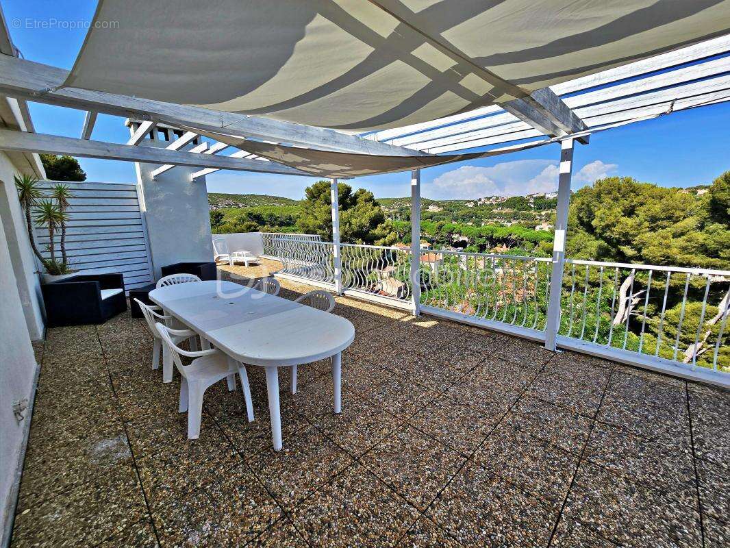 À 2 minutes à pied du port – Vue mer – Propriété de caractère 186 m² – 3 logements – Piscine - photo 17