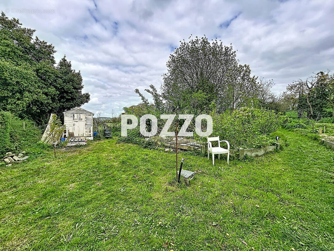 Terrain à VILLEDIEU-LES-POELES