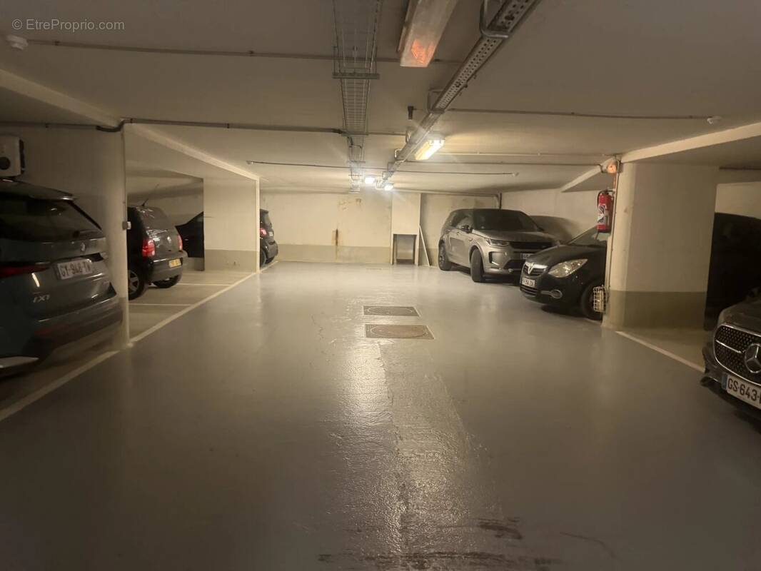 Parking à PARIS-16E