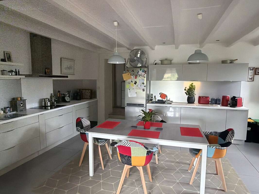 Une charmante maison individuelle offrant une vue magnifique - photo 4