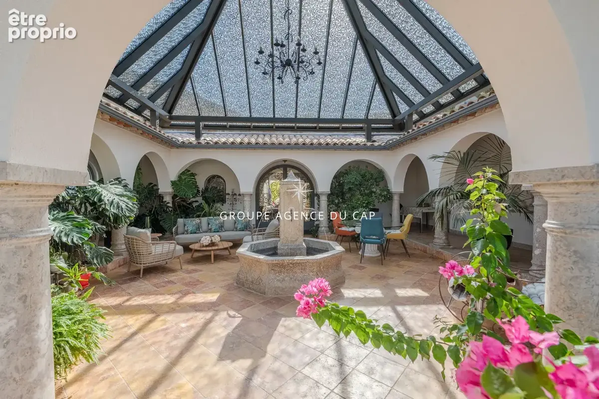 Villa de caractère, piscine chauffée et garage de 200 m² au coeur d'un parc de 5 000 m²  à Fréjus - photo 3