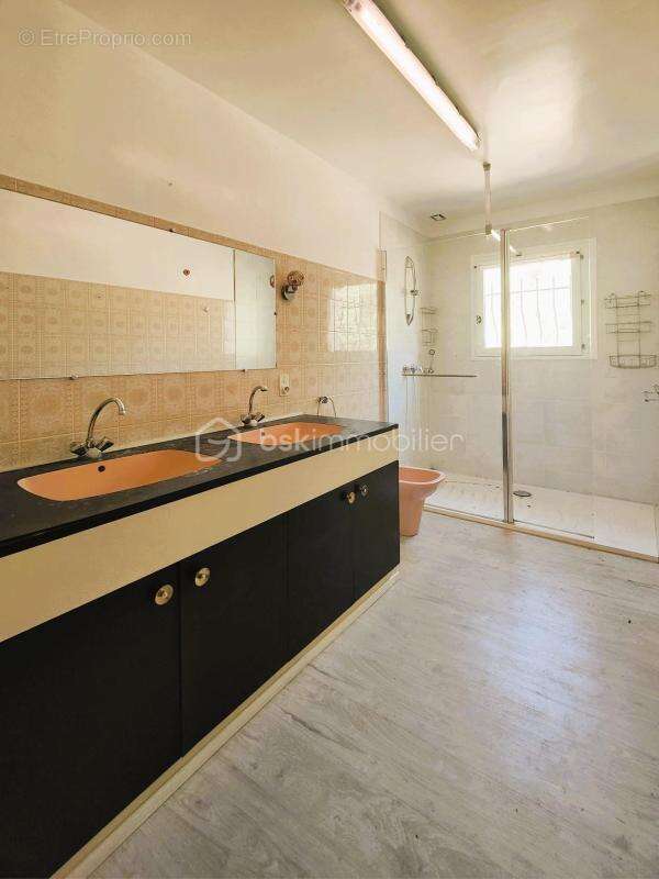 Propriété de caractère composée de deux logements, vastes dépendances et potentiel foncier - photo 8