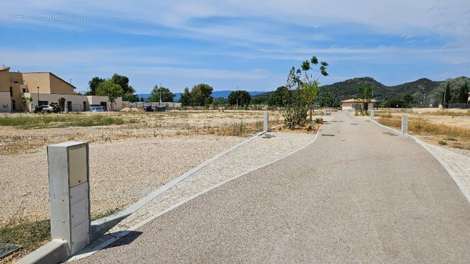 Terrain à PEYROLLES-EN-PROVENCE