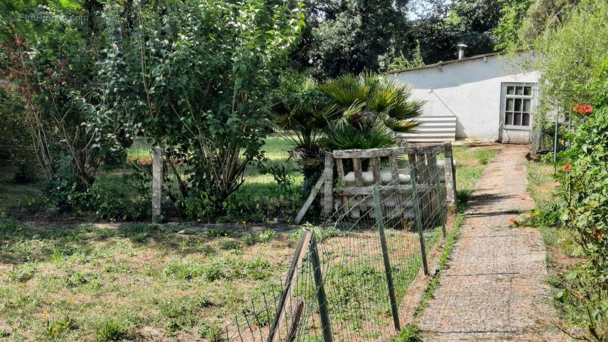Maison de bourg  169m2, 1 760 m² de jardin)+ Local indépendant - photo 11